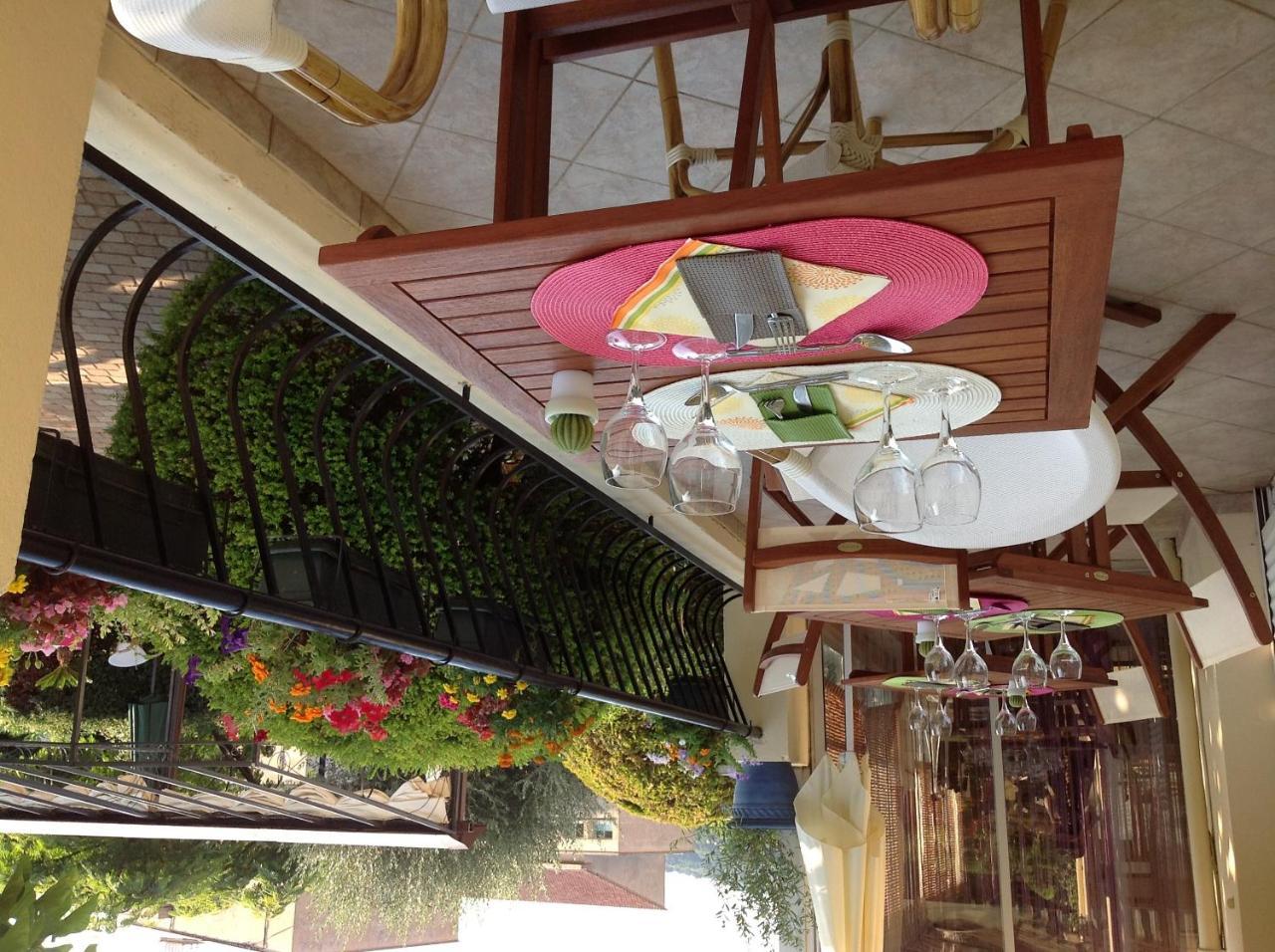 Hotel Restaurant Les Oliviers Nyons Bagian luar foto